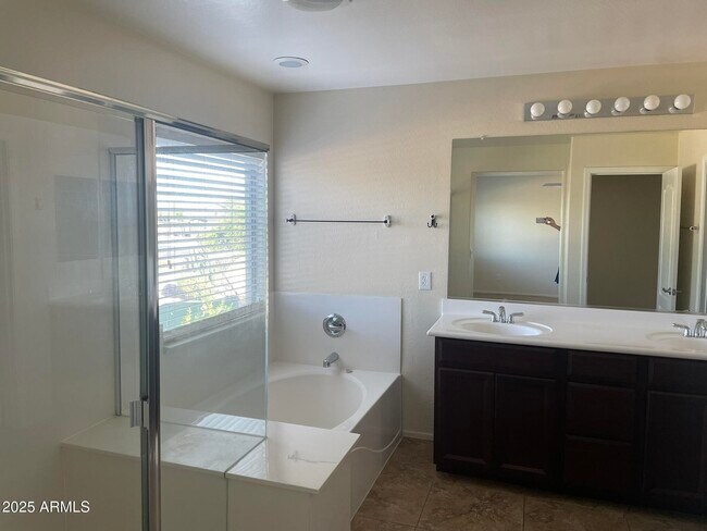 Building Photo - 4816 S Emery Cir