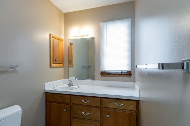Building Photo - #6 Bedroom House with Awesome Yard Plus Ga...