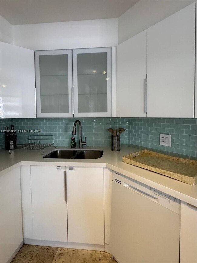 Building Photo - 5161 Collins Ave