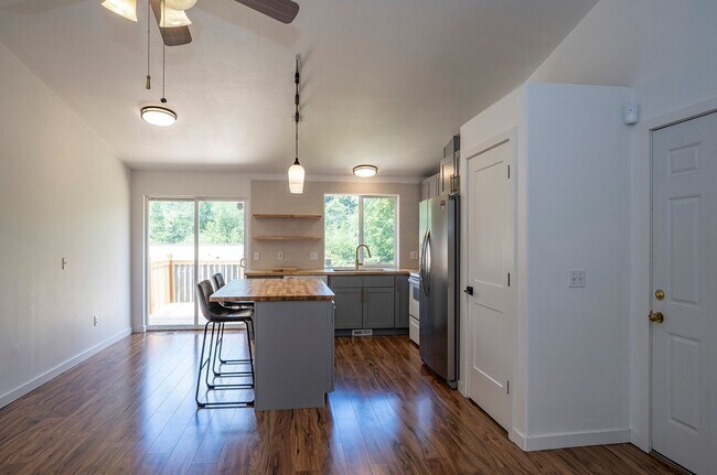 Building Photo - Exquisite 3-bedroom, 2-full bath Home in Puyallup