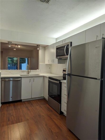 Building Photo - 3446 Oak Dr