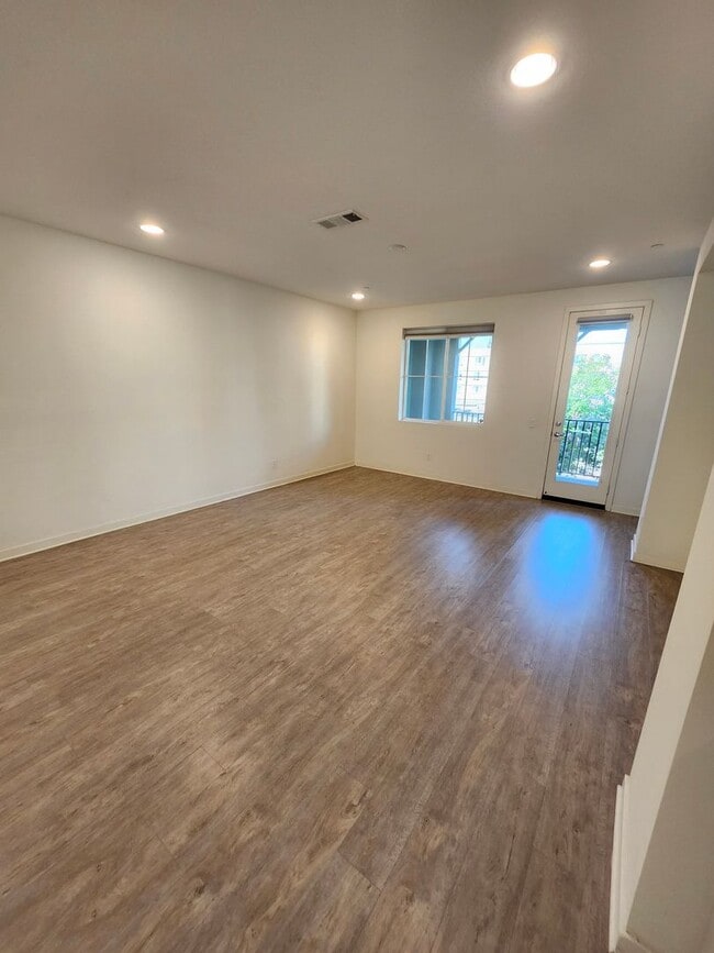 Building Photo - Gorgeous Tri-level Townhouse 3 beds 3 1/2 ...