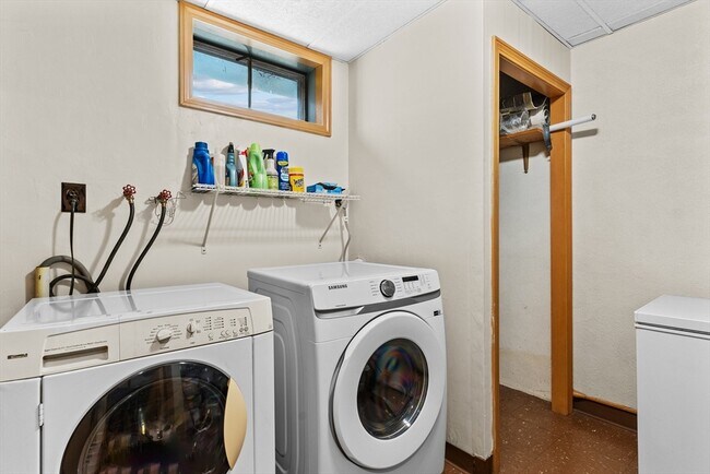 Building Photo - 27 Ridge Hill Ave