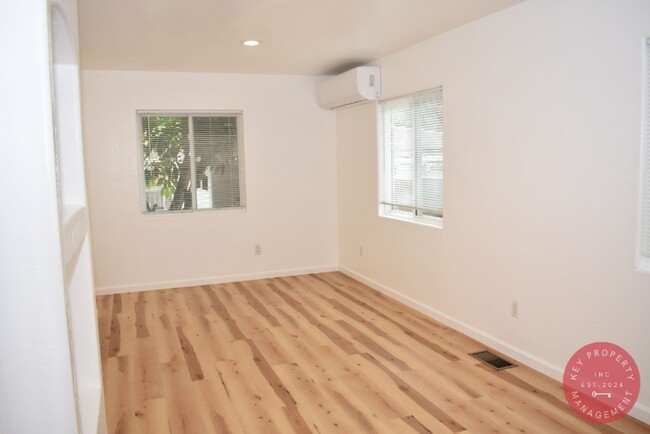 Building Photo - Charming Two-Bedroom, One-Bath Unit – Avai...