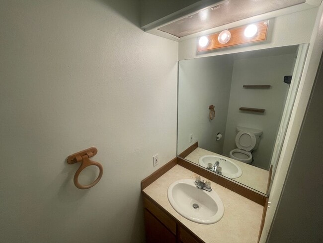 Building Photo - Beautiful Two Bedroom Home! End Unit!