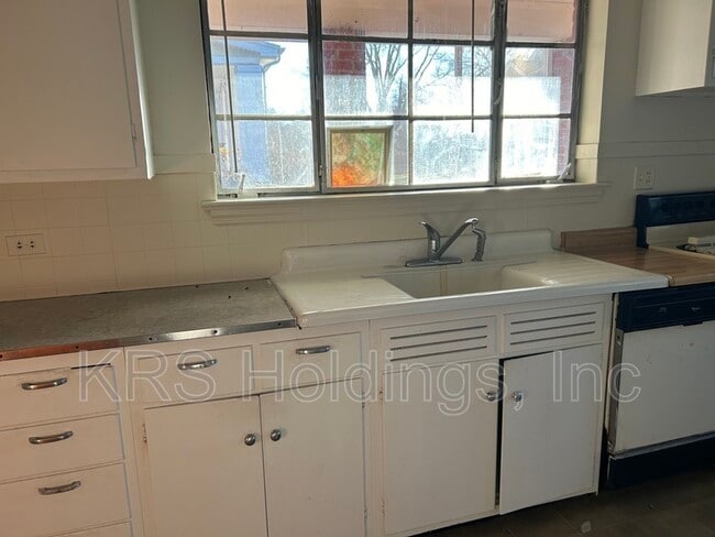 Building Photo - 383 Monticello Ave