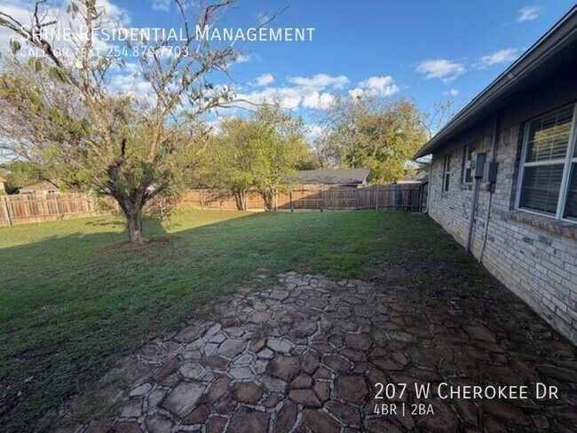 Building Photo - 207 W Cherokee Dr