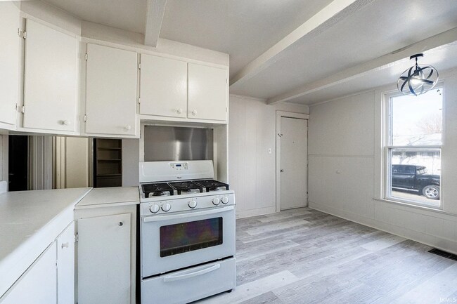 Building Photo - 3 bedroom available for immediate move i!