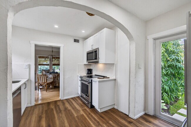 Building Photo - 825 34th St