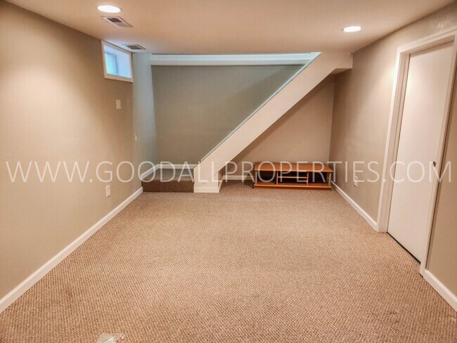 Building Photo - Charming 4-Bedroom Ranch in West Des Moines with a fenced in yard and a finished basement!!