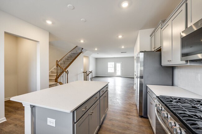 Building Photo - Beautiful 3-bedroom, 3.5 bath townhome in ...
