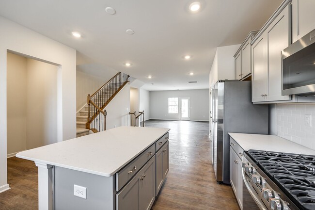 Building Photo - Beautiful 3-bedroom, 3.5 bath townhome in Elizabeth of fabulous Fort Mill!!