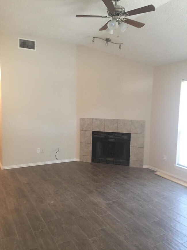 Building Photo - Spacious 3 Bedroom 2 Bath Half of Duplex A...