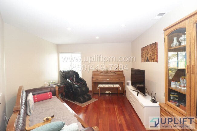 Building Photo - 3 Bed 2 Bath Home With Spacious Back Yard