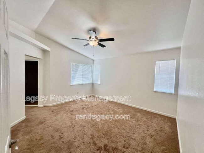 Building Photo - 2750 Parkview Terrace