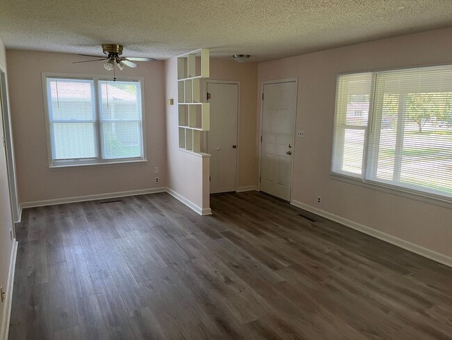 Building Photo - Charming 2 Bedroom with HUGE Yard!