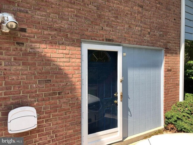 Building Photo - 9700 Kenmore Dr