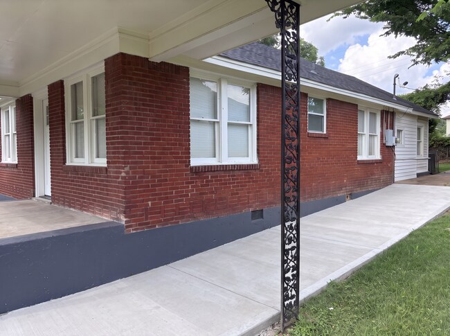 Building Photo - 1149 Raymond St