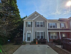Building Photo - Rare 3 bed 2.5 bath Townhome located in Marietta