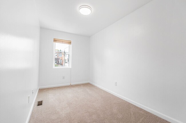 Building Photo - Beautiful 3 BR/1.5 BA Townhome in Langston!