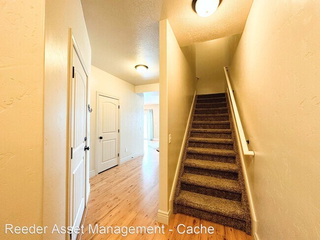 Building Photo - 3 br, 2.5 bath House - 141 East 620 South