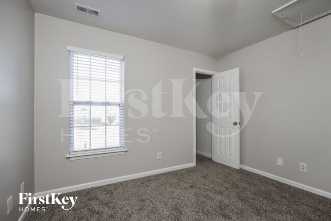 Building Photo - 612 Brassfield Dr