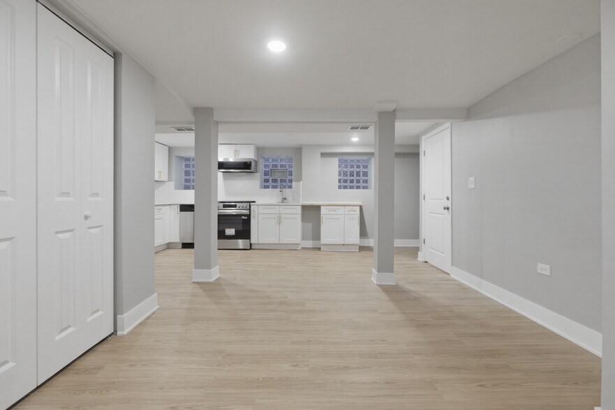 Building Photo - 3716 N Racine Ave