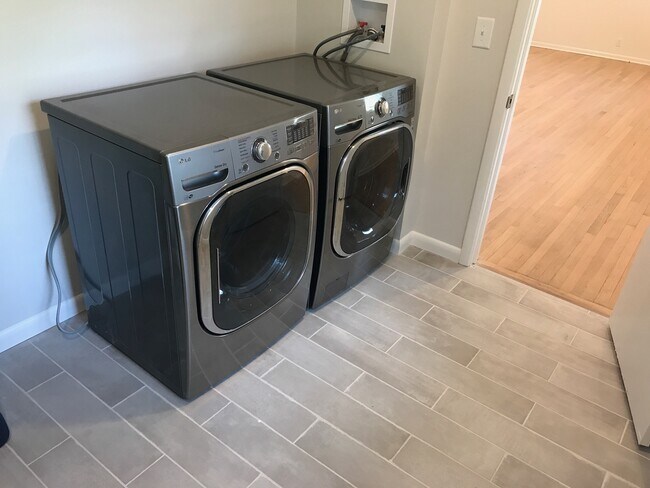 Building Photo - Beautiful home in quiet neighborhood