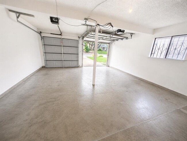 Building Photo - 305 Starbright Dr