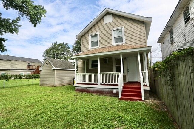 Building Photo - Updated & Ready 09-19-25! Pet Friendly - F...