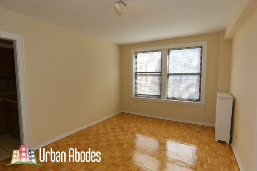 Building Photo - 727 W Belmont Ave