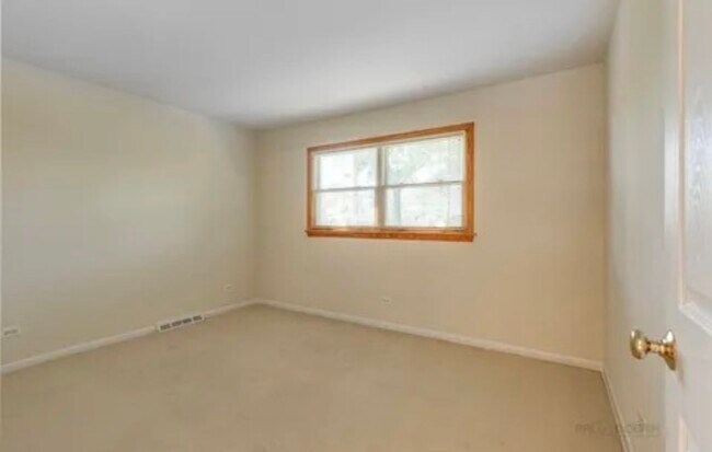 Building Photo - 315 E Valley Ln
