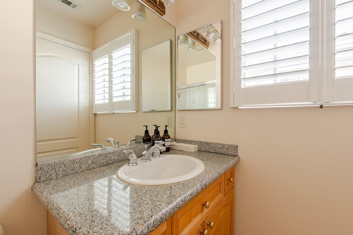 2nd Bedroom Vanity - 199 N Lincoln Ave