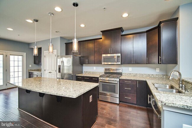 Kitchen - 8126 S Channel Dr