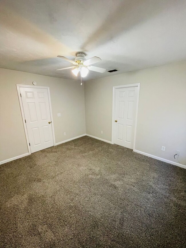 Building Photo - Spacious Townhouse off Hartsfield Road