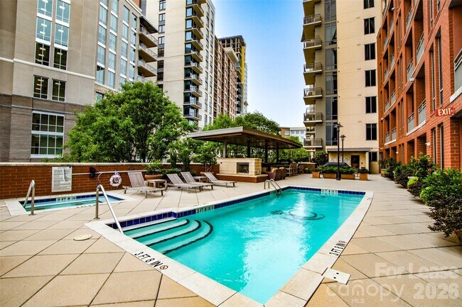 Building Photo - 701 Royal Ct