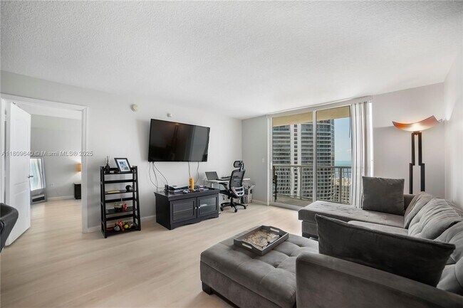 Building Photo - 1200 Brickell Bay Dr