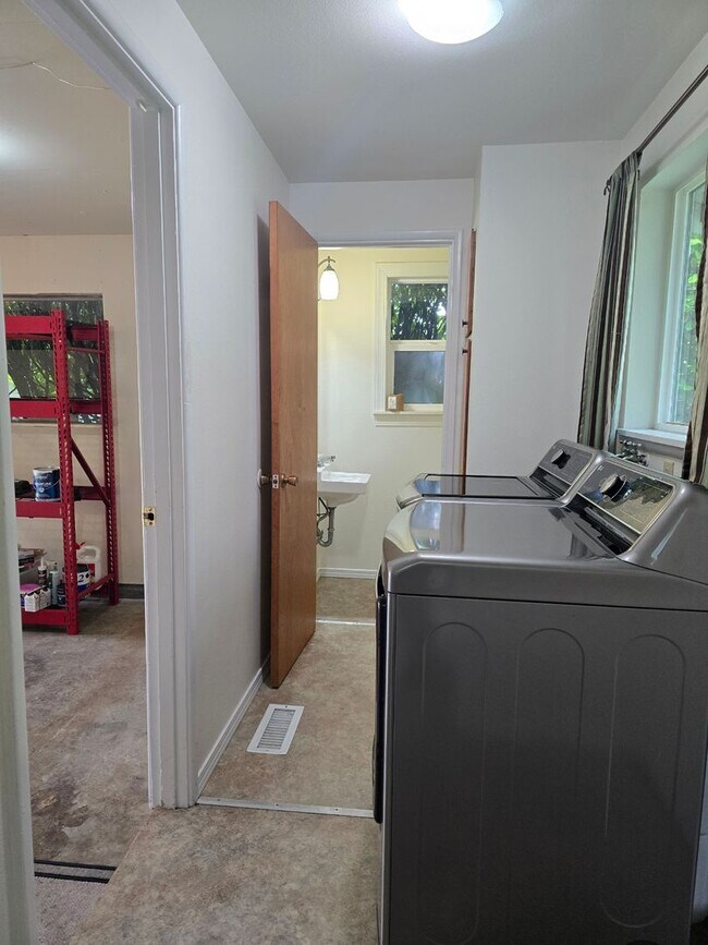 Building Photo - Beautiful 3 bedroom on large lot.