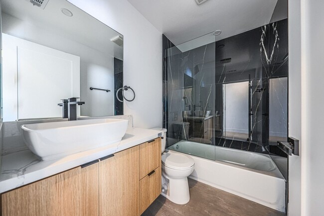 Building Photo - 1237 N Orange Dr