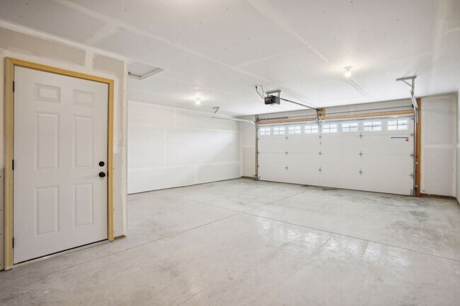 Building Photo - 3 Bedroom Twin Home With Extras