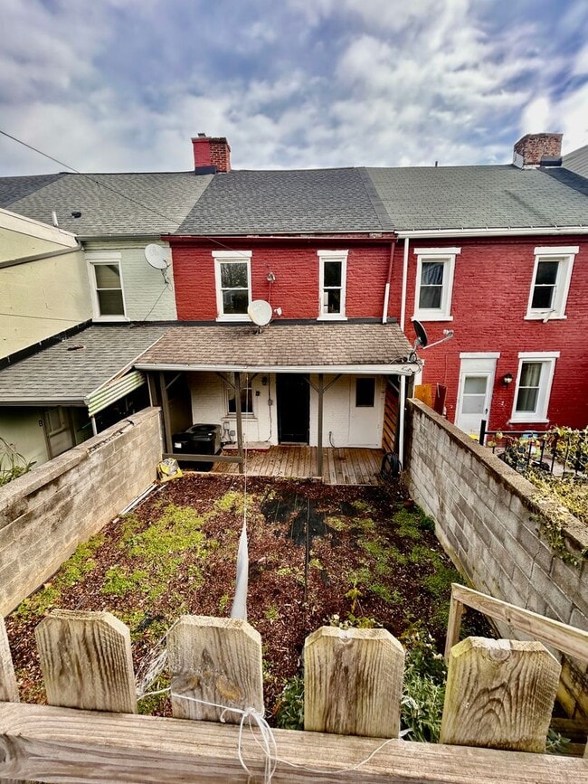 Building Photo - Charming 3 Bedroom Lancaster Home with Yard and Laundry Hookups!