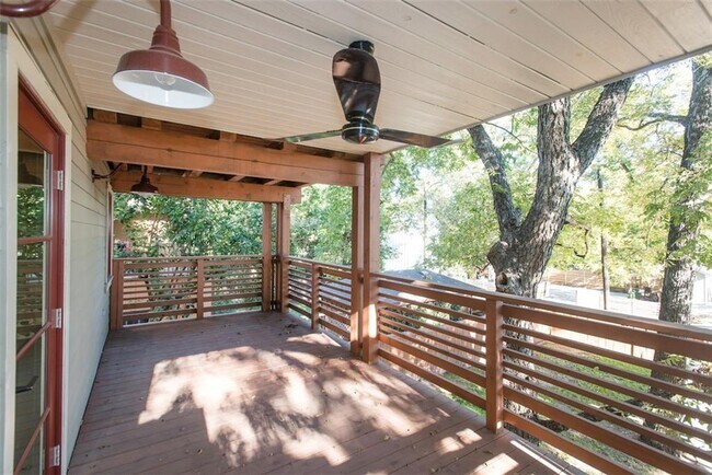 Building Photo - 610 W Live Oak St