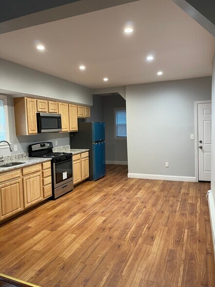 Building Photo - 26 Babson St