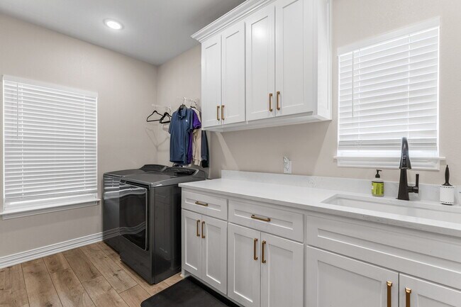 Building Photo - 304 Mariners Wy