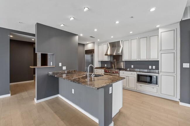 Building Photo - Luxury Living in Buckhead!
