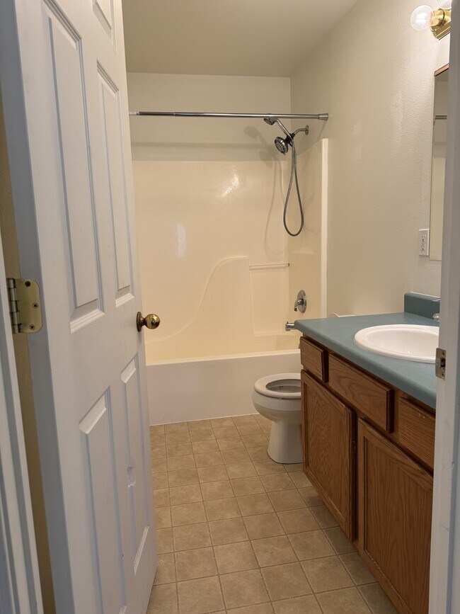 Building Photo - 210 Show PlaceUnit C