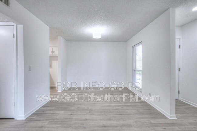 Building Photo - 515 Basswood Ave