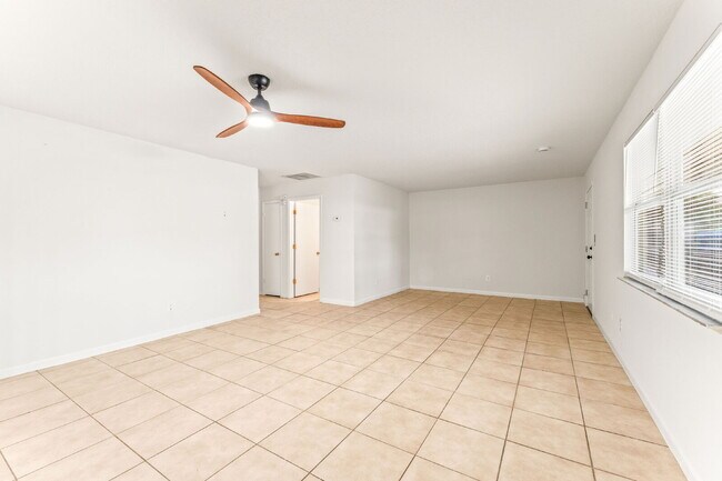 Building Photo - **FIRST MONTH FREE RENT OFFER** Charming 2-Bed Duplex Retreat in Edgewater, so close to the beach...