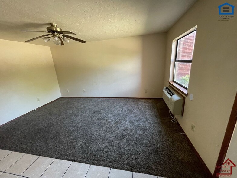 Building Photo - 1912 SW D Ave