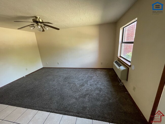 Building Photo - 1912 SW D Ave